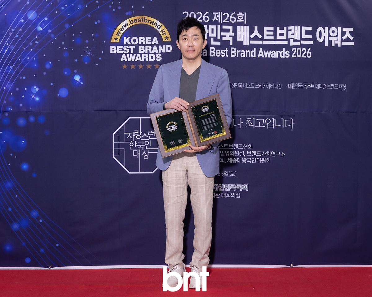 천지훈 대표원장이 대한민국 베스트메디컬 브랜드대상 상패를 들고 있는 모습